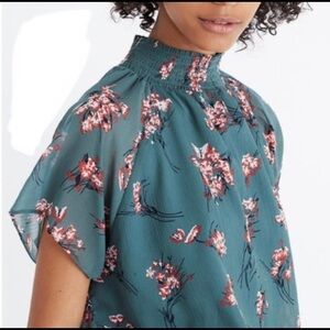 Green short-sleeved floral top by Madewell. Size xxs T22